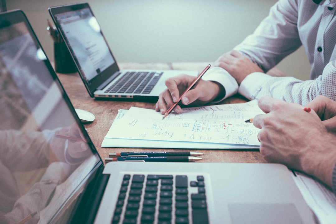 Consultant BERD pour les ressources humaines person holding pencil near laptop computer