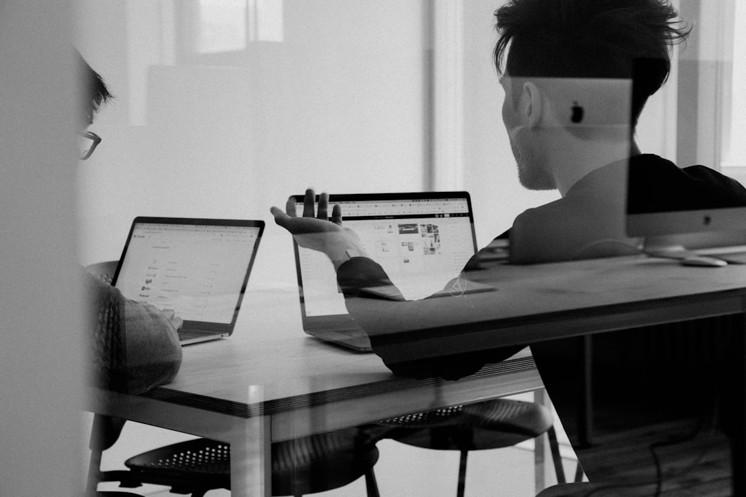 Consultant BERD pour les solutions cloud man using MacBook