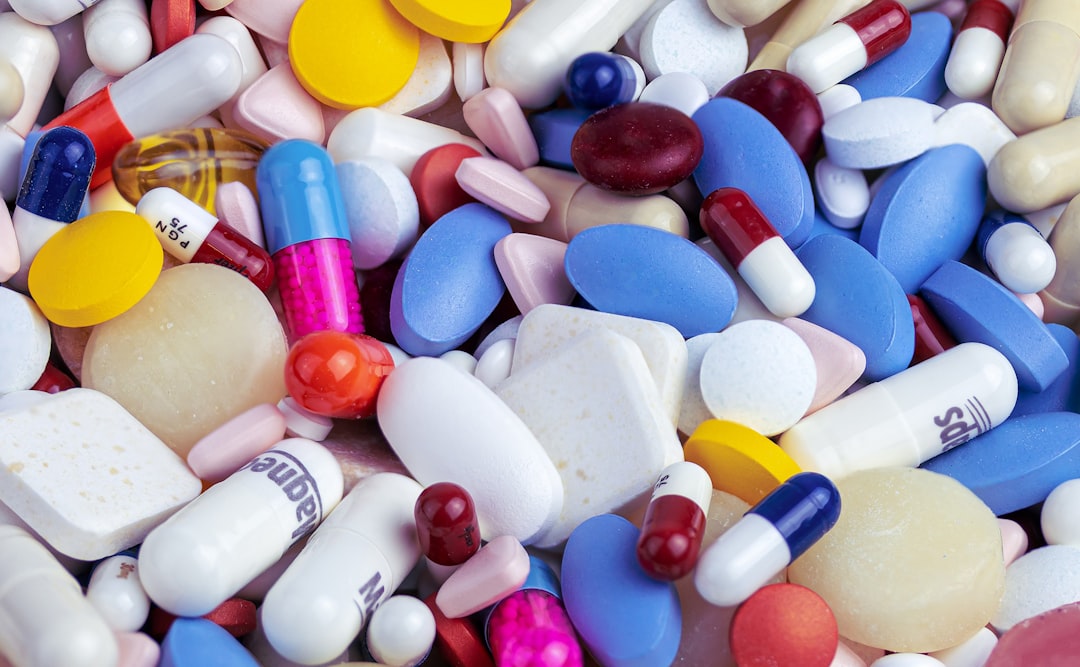 CRM pharma et gestion des échantillons médicaux white blue and orange medication pill