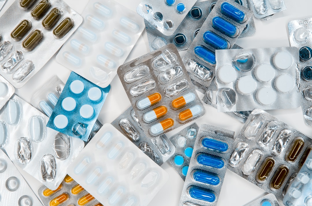 CRM Pharma avec synchronisation cloud a pile of pills sitting next to each other on top of a table