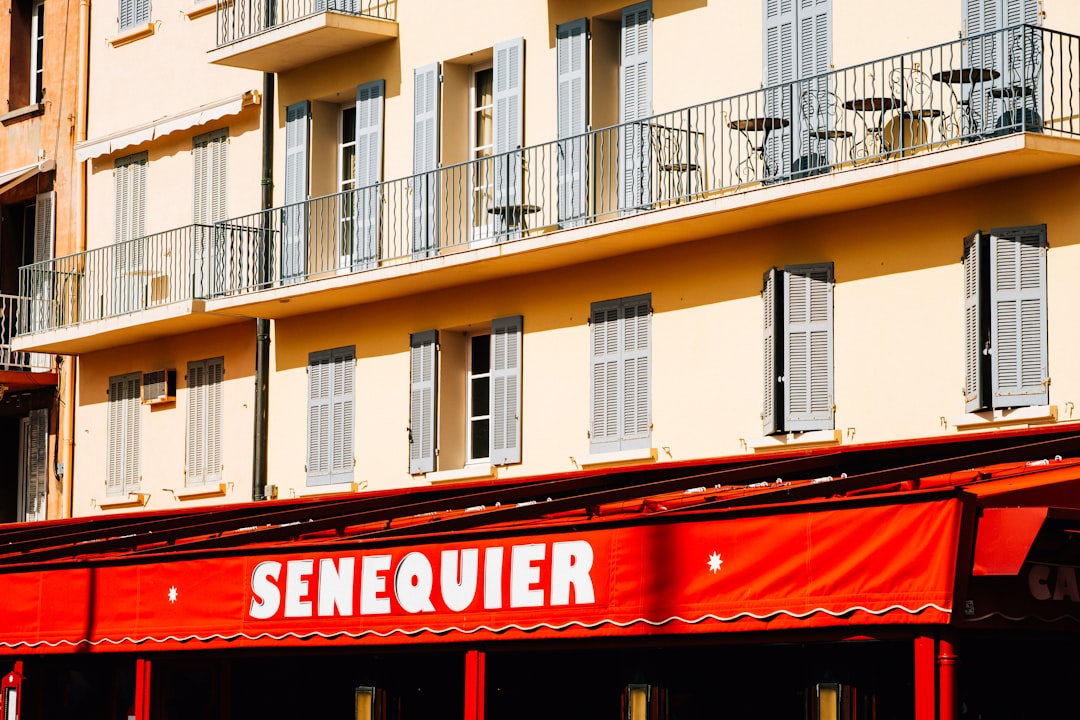 Sécuriser les données patients et professionnels de santé dans un CRM A french cafe with a vibrant red awning.