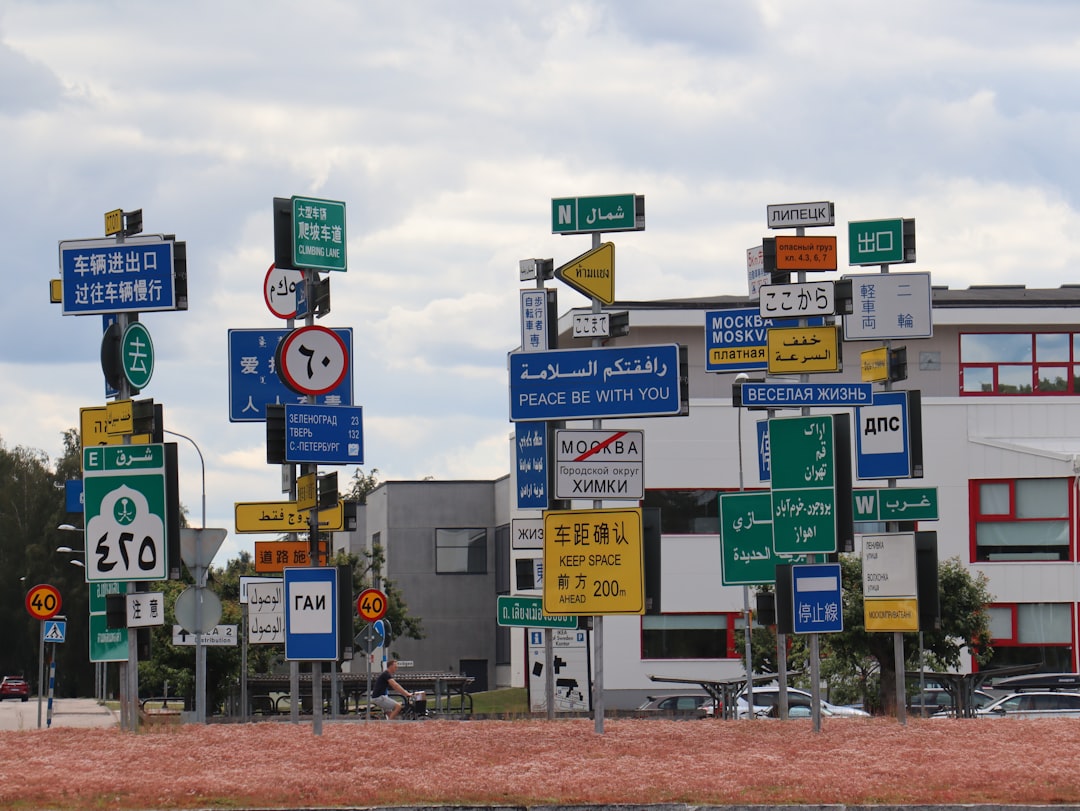 Les signes qu\'il est temps de changer de CRM pharma green and white street sign