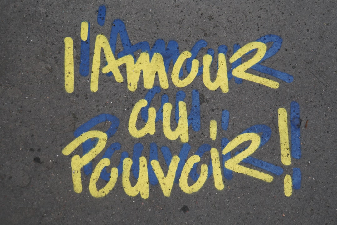 Pourquoi la donnée terrain est stratégique pour un laboratoire pharmaceutique a sidewalk that has some writing on it