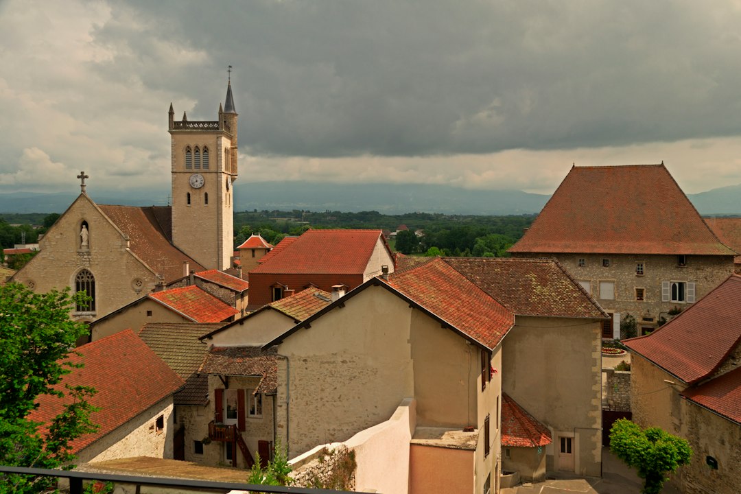 Taux de couverture médecins : comment un CRM pharma l'améliore a view of a town from a balcony
